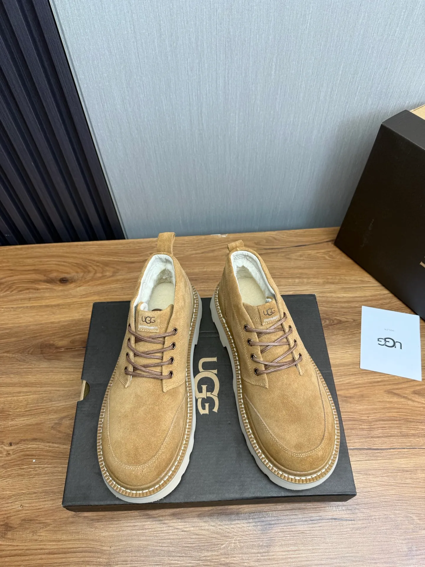 Men's shoes 💰620💰 New UGG fur integrated men's simple and fashionable snow boots. The most worth buying at the end of this year are warm casual shoes. Whether you are out and about at home, their comfortable and warm performance will be your most suitable fashion companion! The material is cowhide upper and imported wool is used inside. Warm and comfortable! The eva+ rubber patch outsole is cushioned, non-slip and wear-resistant, and has good elasticity. It is light and wear-resistant, comfortable and soft, and the new simple cut is more fashionable. It has both practicality and fashion sense, so you no longer have to worry about how to match it in winter, while still maintaining your fashionable taste. High-quality genuine wool. Look at the details for the material! Size: 39-40-41-42-43-44-44 sneaker size